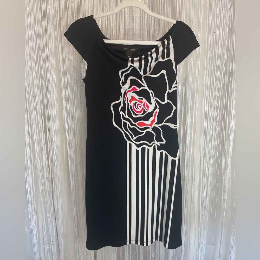 White House Black Market Capped Sleeved Dress with Graphic Rose Design - Size XS